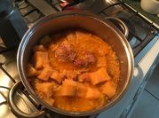 Una foto de carne de puchero en olla a presion