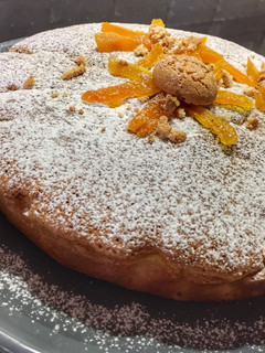 Foto di Torta Soffice con Cioccolato Bianco, Amaretti e Albicocche secche