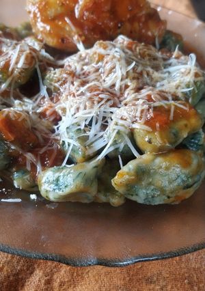 Una foto de Ñoquis de papas con espinacas