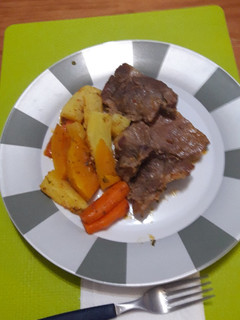 Una foto de Bondiola de cerdo con verduras en olla Essen