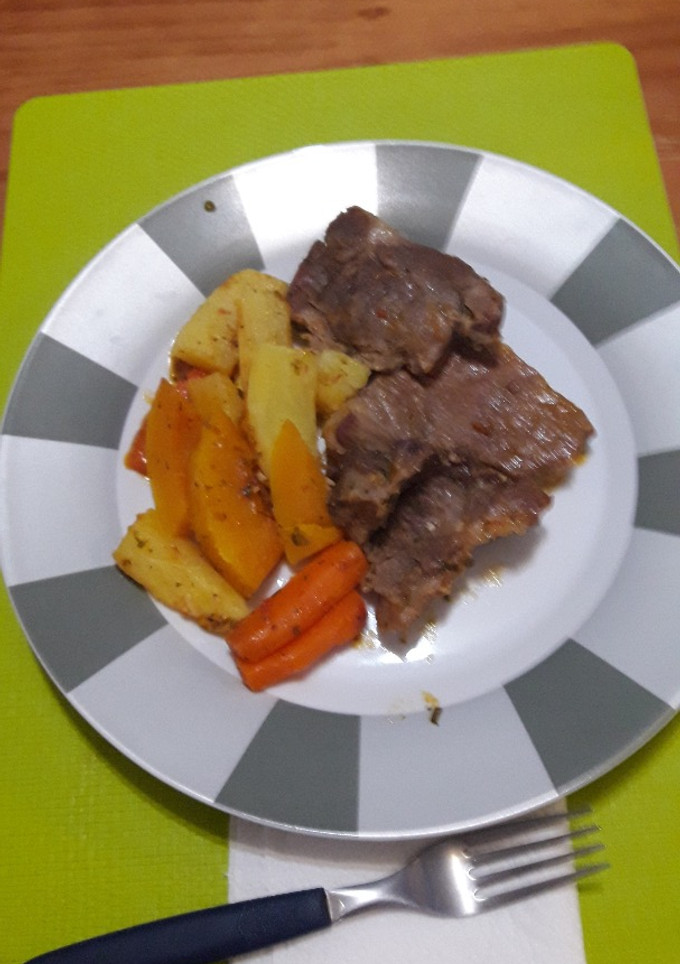 Una foto de Bondiola de cerdo con verduras en olla Essen