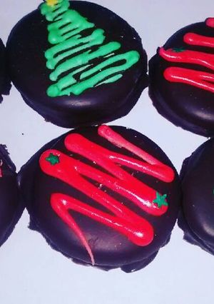 Una foto de Alfajores navideños