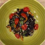 Άγριο μαύρο βιολογικό ρύζι με σοταρισμένα λαχανικά σε βάλσαμικο με μέλι