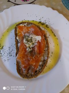 Una foto de Tosta de salmón con un toque de eneldo