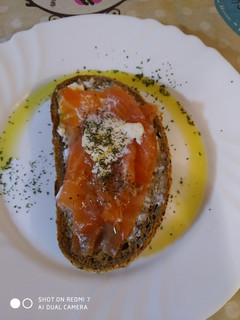 Una foto de Tosta de salmón con un toque de eneldo