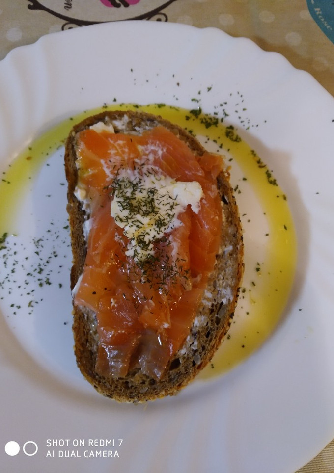 Una foto de Tosta de salmón con un toque de eneldo