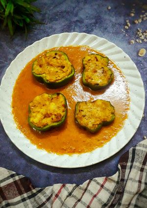 भरवा शिमला मिर्च विथ ग्रेवी रेसिपी मुख्य फोटो