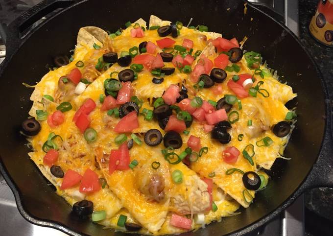 How to Make Super Quick Homemade Cast Iron Skillet Macho Nachos