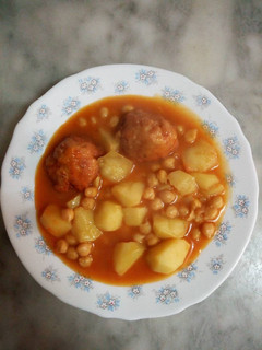 Una foto de Potaje de albóndigas de bacalao