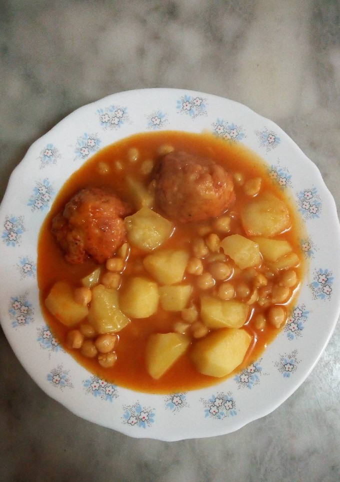 Una foto de Potaje de albóndigas de bacalao