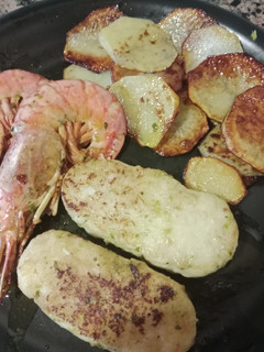 Una foto de Merluza con langostinos y patatas