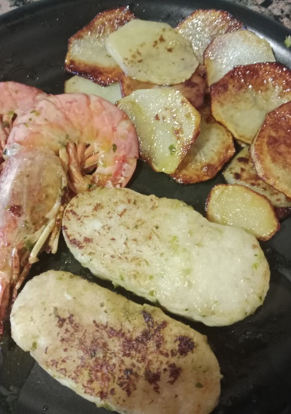 Una foto de Merluza con langostinos y patatas