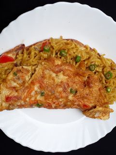 নুডলস অমলেট (Noodles omlette recipe in bengali) রেসিপির প্রধান ছবি