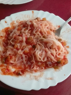 Una foto de Fideos de arroz con pisto