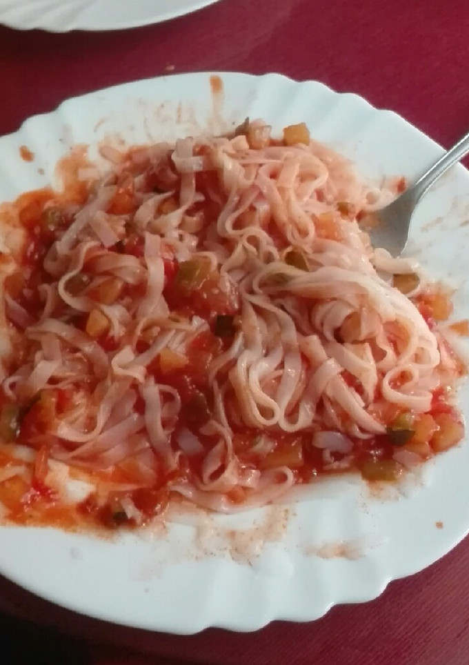 Una foto de Fideos de arroz con pisto
