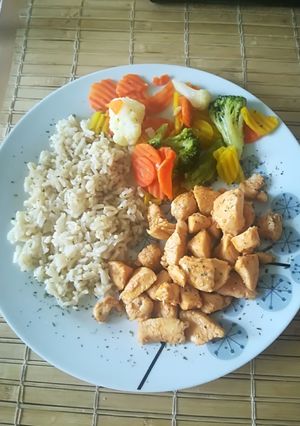 Fűszeres csirkemell, vegyes körettel recept fotója