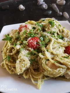 Una foto de Pasta de pesto de pollo al ajo