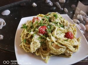Una foto de Pasta de pesto de pollo al ajo