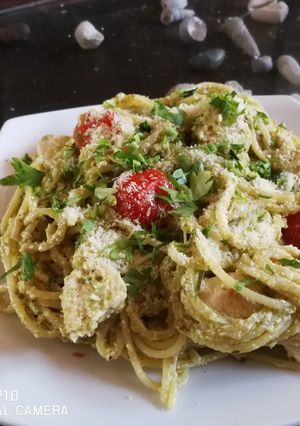 Una foto de Pasta de pesto de pollo al ajo