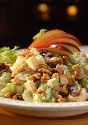 Una foto de Ensalada de manzana navideña