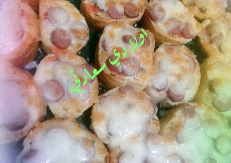 لذيذجدًا خبز بالنقانق والقشقوان 😋😋 طعامشهي: خبز بالنقانق والقشقوان 😋😋