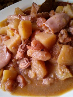 Una foto de Chipirones con gambitas y patatas