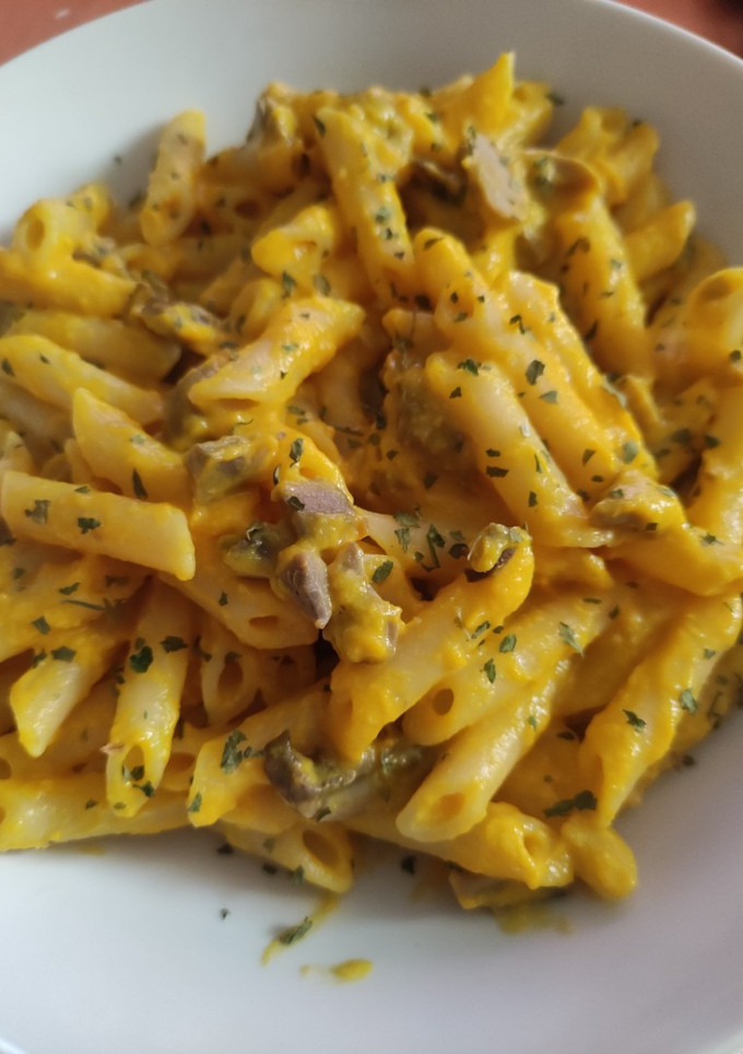 Una foto de Macarrones con champiñones en crema de calabaza