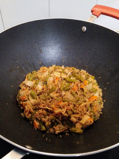Una foto de Wok de quinoa con judías verdes y surimi
