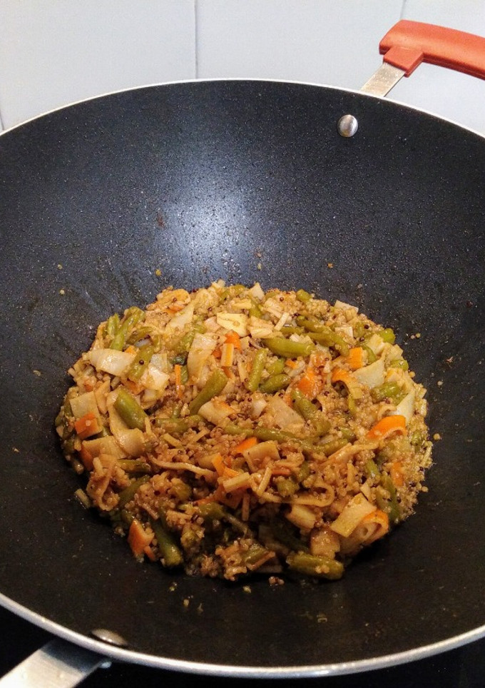 Una foto de Wok de quinoa con judías verdes y surimi