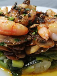 Una foto de Timbal de ajos tiernos, champiñones y gambas