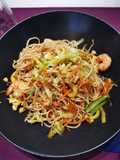 Noodles saltati in padella con verdure e gamberi