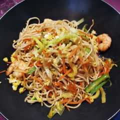 Noodles saltati in padella con verdure e gamberi-レシピのメイン写真
