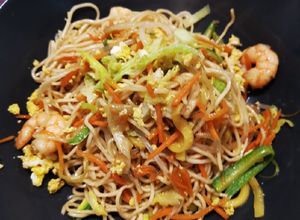 Foto di Noodles saltati in padella con verdure e gamberi