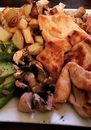 Una foto de Pollo al limón con palta champiñón y papas