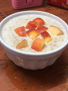 A picture of Oats and apple 🍎.