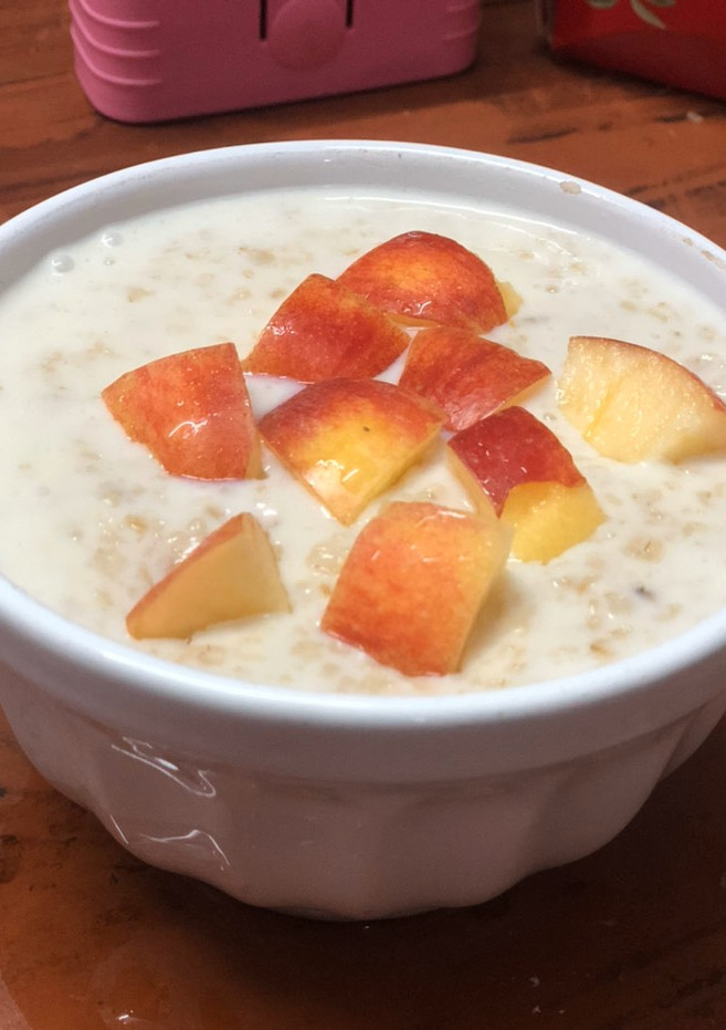 A picture of Oats and apple 🍎.