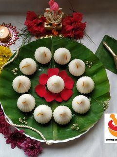नारळाचे मोदक (naralache modak recipe in marathi) रेसिपी चे मुख्य फोटो