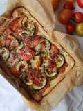 Tomaten, Zucchini und Mozzarella auf Topfenteig und Basilikumpesto 🍅🌿
