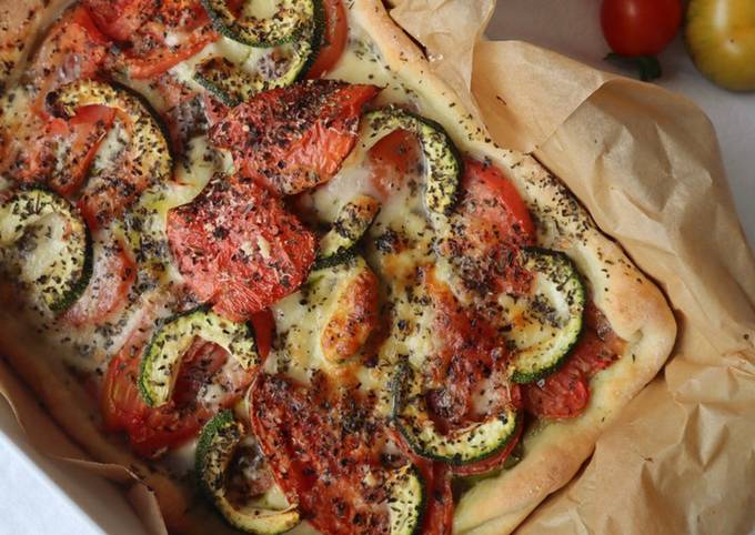 Tomaten, Zucchini und Mozzarella auf Topfenteig und Basilikumpesto 🍅🌿