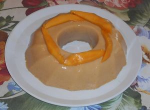 Una foto de Gelatina de mango con leche