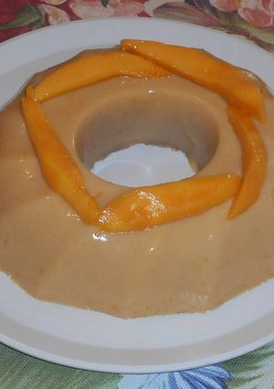 Una foto de Gelatina de mango con leche