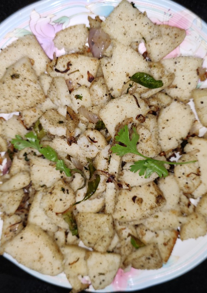 மீதமான  மிளகு இட்லி (leftover pepper idly) செய்முறை முக்கிய புகைப்படம்