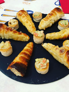 Una foto de Conos y volovanes rellenos de cóctel de gambas