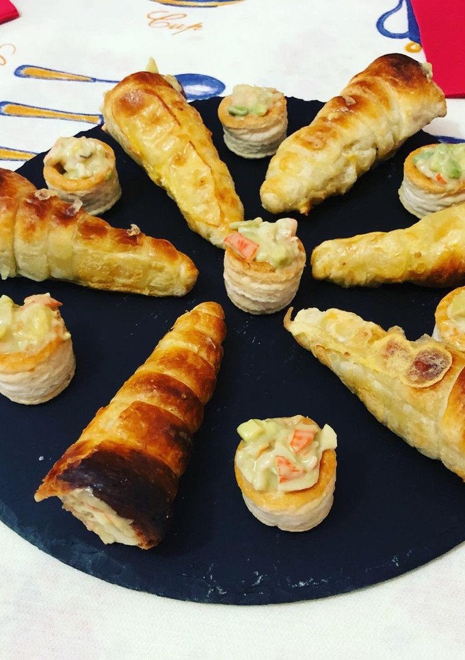 Una foto de Conos y volovanes rellenos de cóctel de gambas
