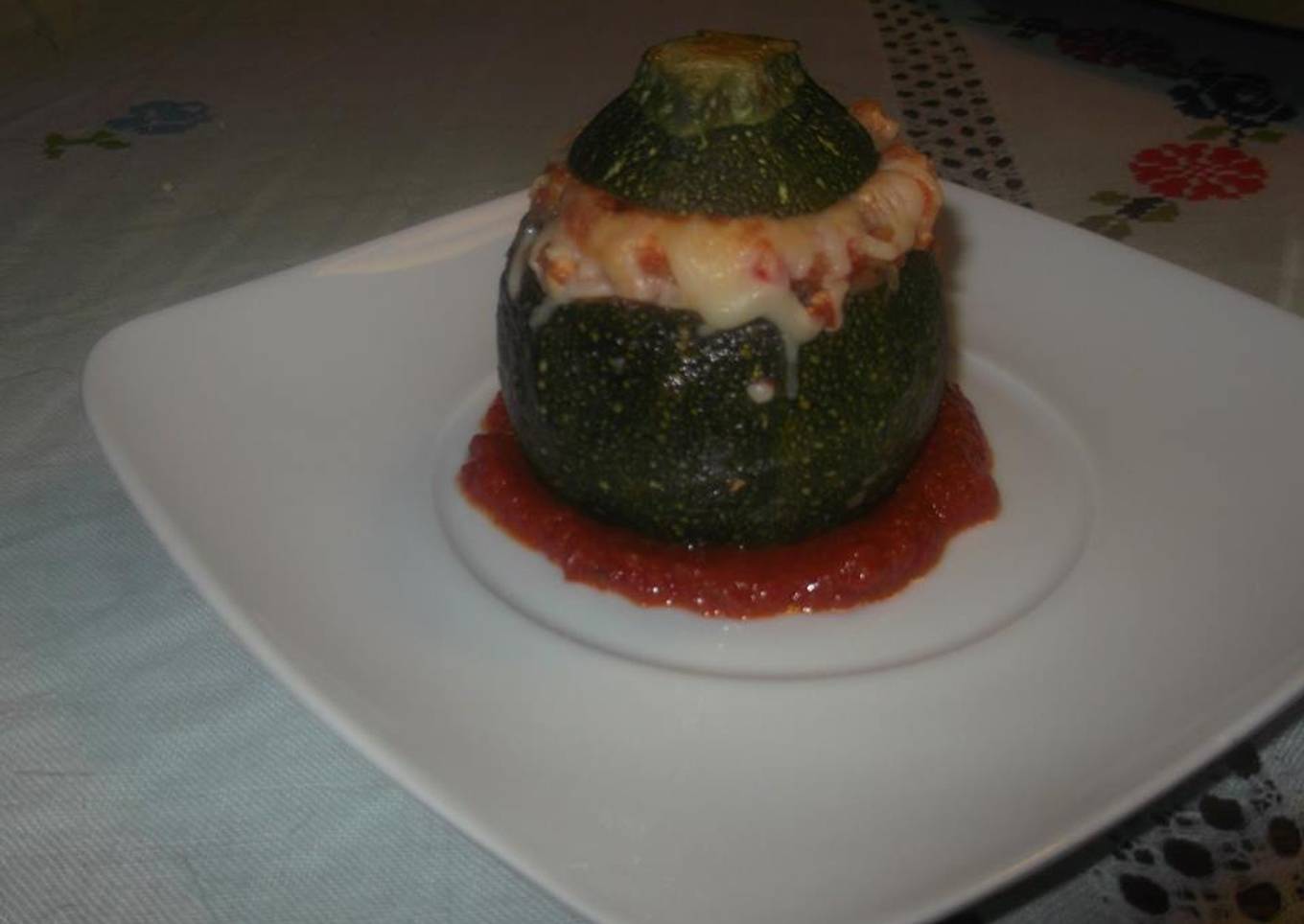 Calabacín relleno de picada de pollo y verduras