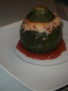 Una foto de Calabacín relleno de picada de pollo y verduras