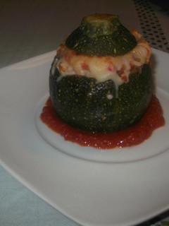 Una foto de Calabacín relleno de picada de pollo y verduras