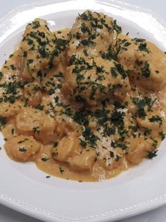 Una foto de Rape y colitas de langostinos al cava