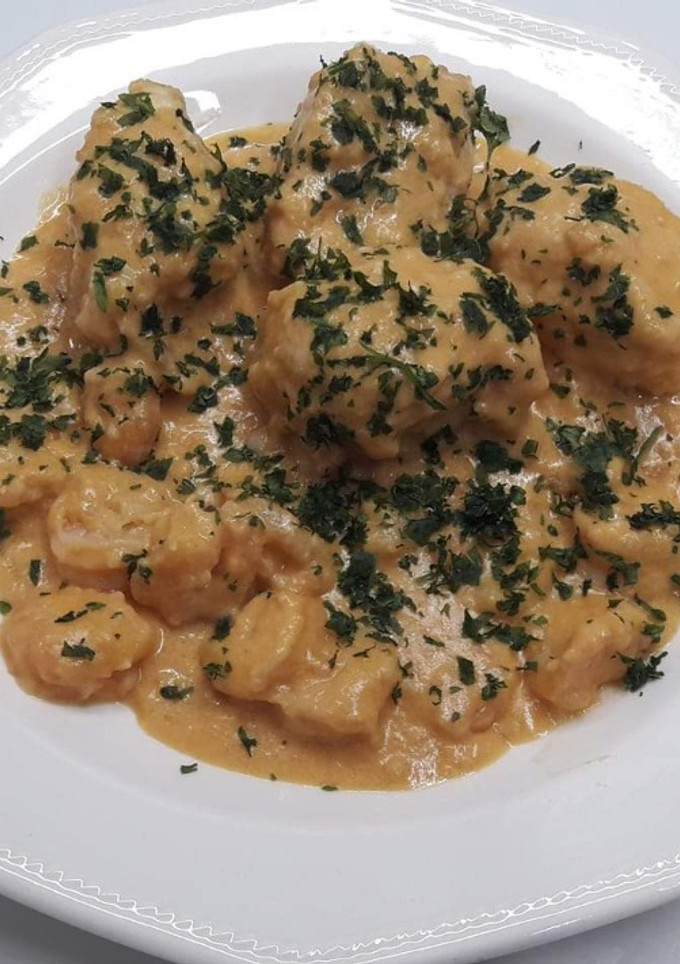 Una foto de Rape y colitas de langostinos al cava