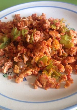 Una foto de Huevo con chorizo y flor de calabaza